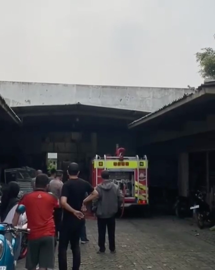 aksi-sigap-bpbd-kota-tangerang-padamkan-kebakaran-gudang-dalam-waktu-singkat