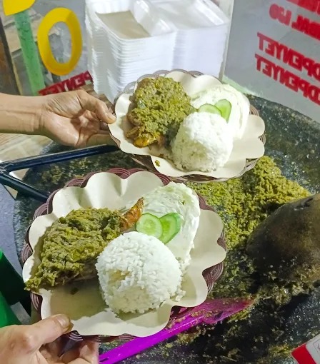 lezatnya-ayam-penyet-sambal-ijo-kang-kemed-viral-di-kota-tangerang