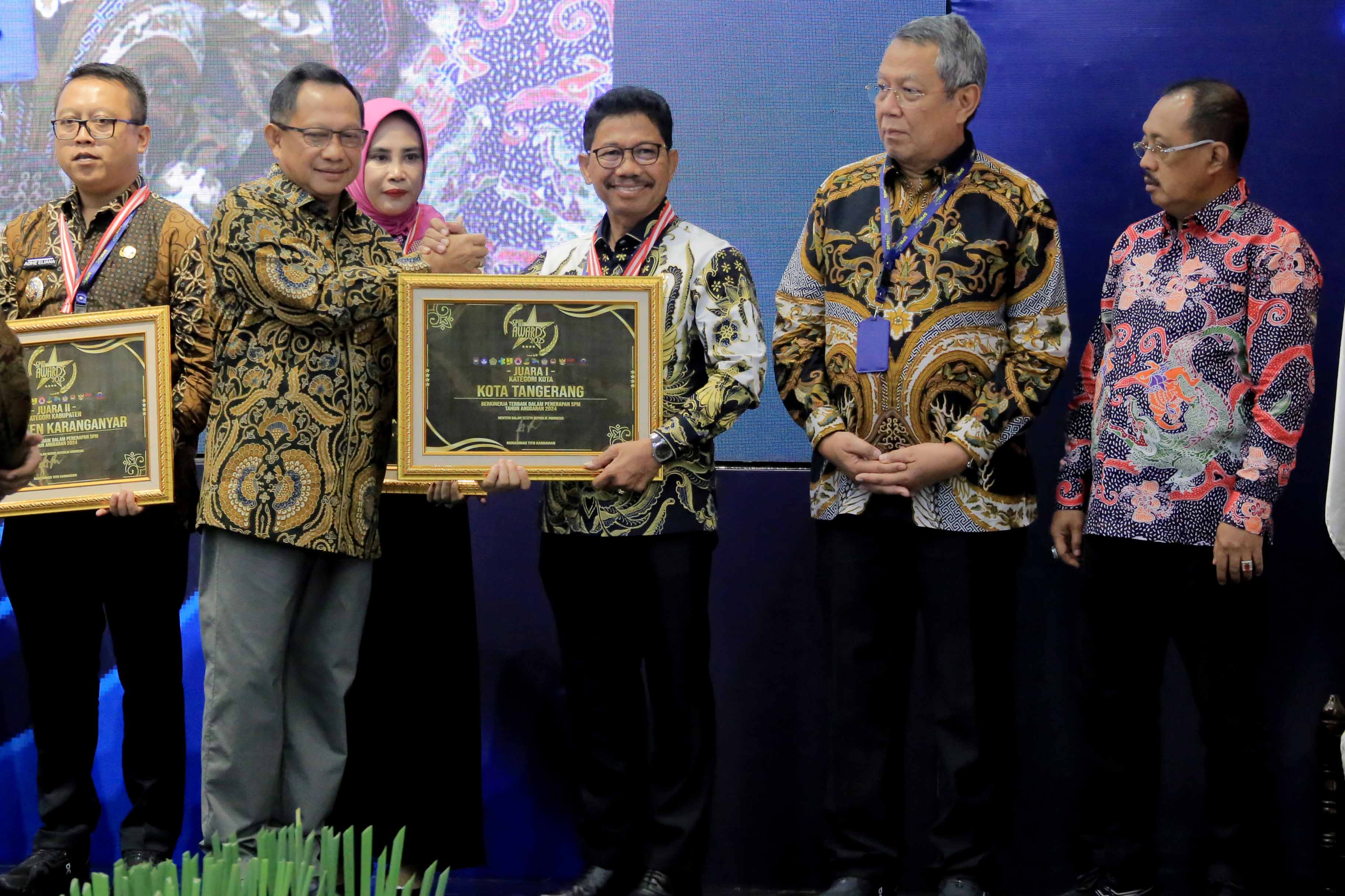 dinobatkan-kota-berkinerja-spm-terbaik-pemkot-tangerang-dianugerahi-penghargaan-bergengsi-dari-kemendagri