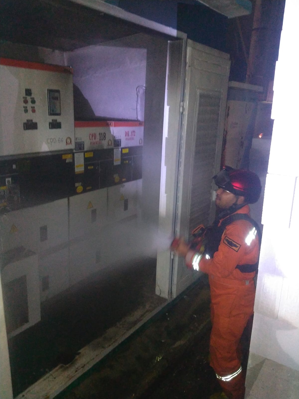petugas-damkar-kota-tangerang-sigap-padamkan-kebakaran-gardu-listrik-di-cipondoh