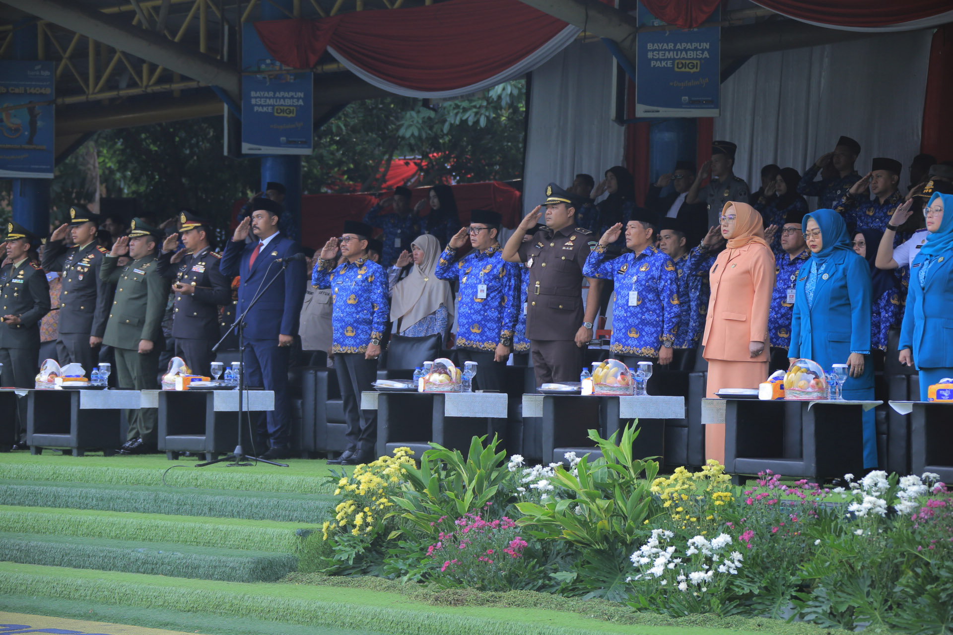 harlah-pancasila-sachrudin-bagikan-ribuan-bendera-merah-putih
