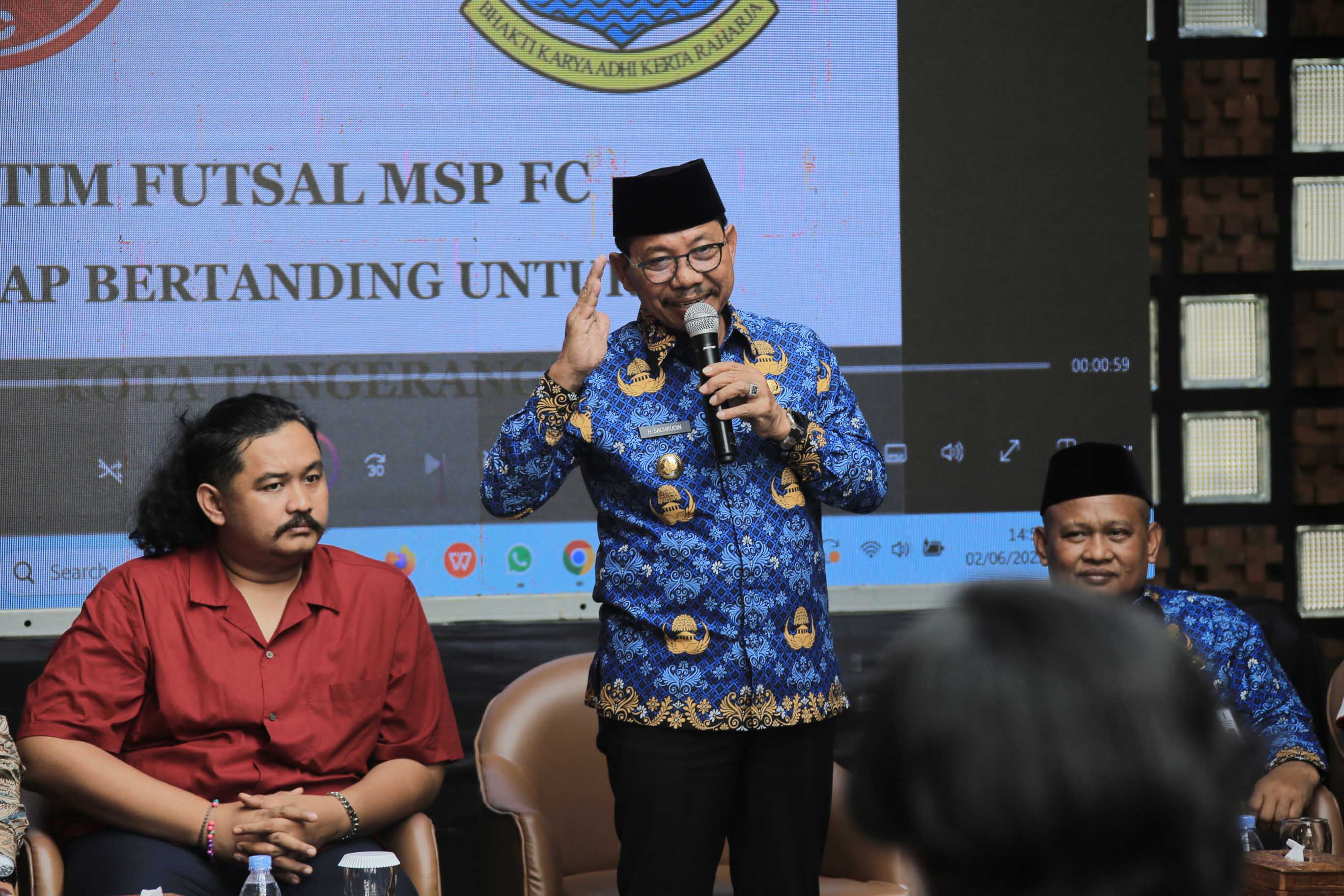 lepas-tim-futsal-putri-berlaga-di-kancah-nasional-sachrudin-beri-wejangan-ini