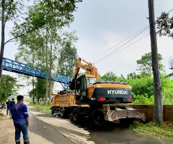tingkatkan-normalisasi-sungai-dinas-pupr-kota-tangerang-lakukan-pembersihan-sampah-di-kali-sabi