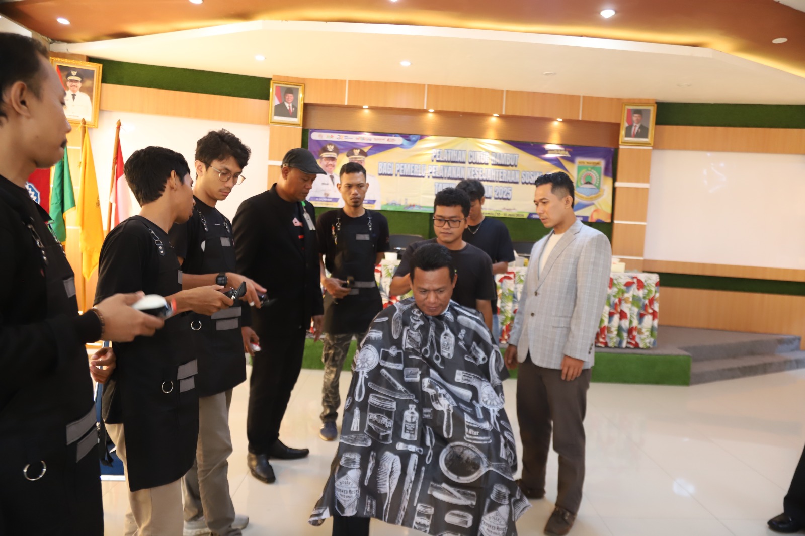 IMG-wujudkan-kemandirian-ekonomi-pemkot-tangerang-latih-warga-jadi-tukang-cukur-profesional