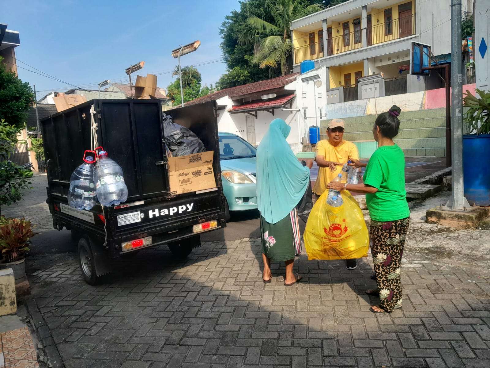 IMG-kim-tajur-kota-tangerang-konsisten-lakukan-rutinitas-bank-sampah-bersama-warga-rw-08