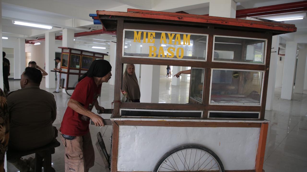 setelah-pedagang-kios-dan-lapak-kini-giliran-pedagang-kuliner-mulai-tempati-gedung-baru-pasar-anyar-tangerang
