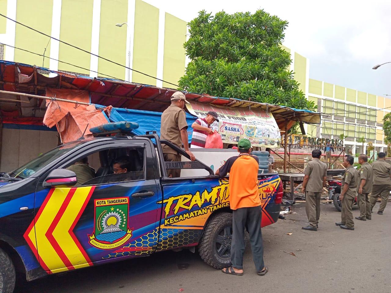 pedagang-mulai-pindah-ke-gedung-baru-pasar-anyar-satpol-pp-kota-tangerang-bantu-proses-pemindahan-barang-dagangan
