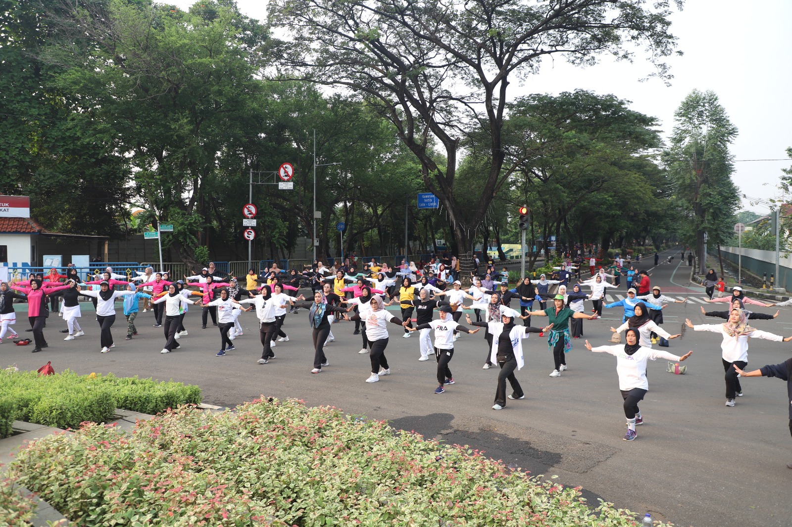 car-free-day-spesial-hut-ke-79-bhayangkara-pemkot-tangerang-hadirkan-pelayanan-publik-dan-job-fair