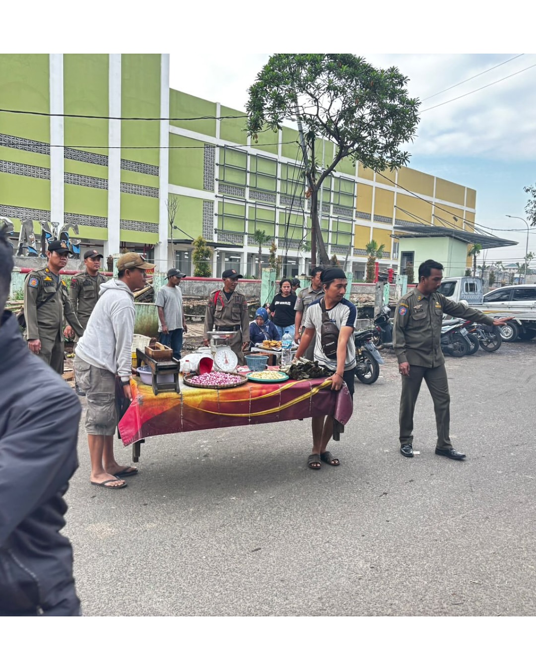 satpol-pp-kota-tangerang-terus-percepat-pemindahan-pedagang-hingga-pembersihan-lapak-relokasi-pasar-anyar