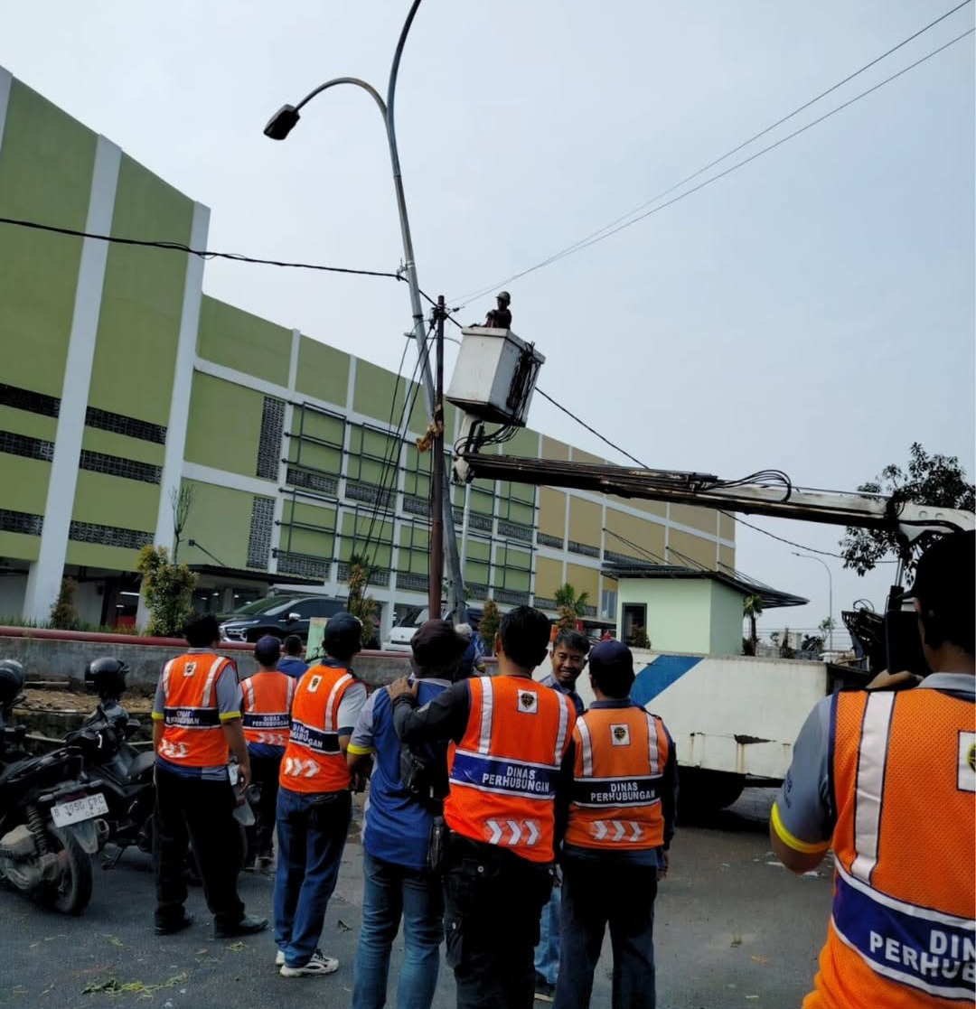 jelang-beroperasi-kembali-pemkot-tangerang-lakukan-penataan-ulang-pju-di-kawasan-pasar-anyar