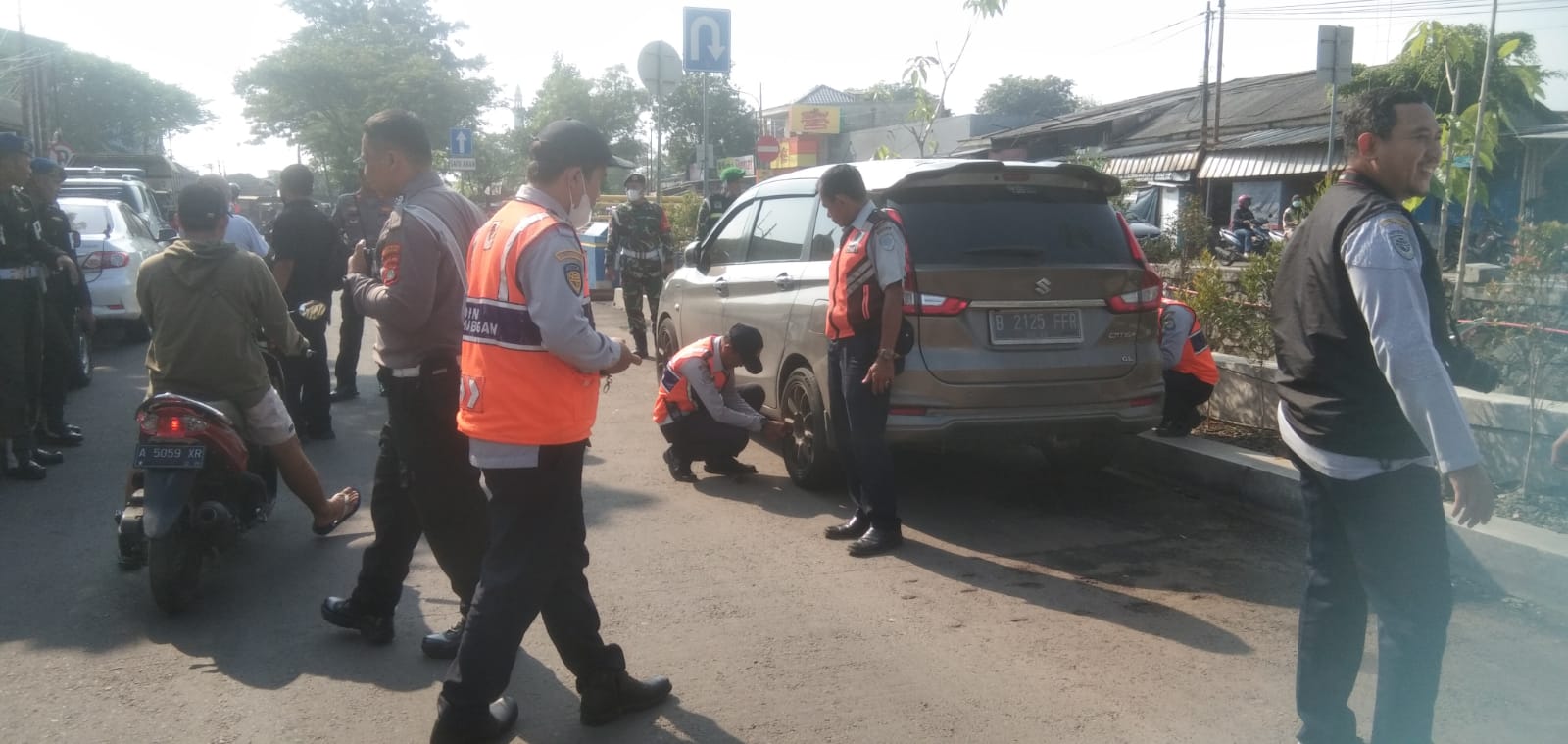 IMG-pemkot-tangerang-gencarkan-penertiban-parkir-liar-di-sepanjang-jalan-irigasi-sipon
