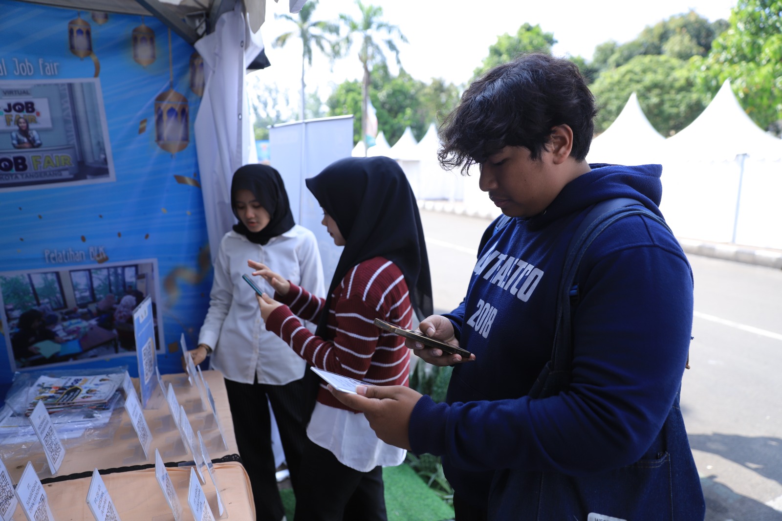 IMG-17-412-pencaker-telah-manfaatkan-job-fair-di-festival-al-a-zhom-kota-tangerang-tahun-2025