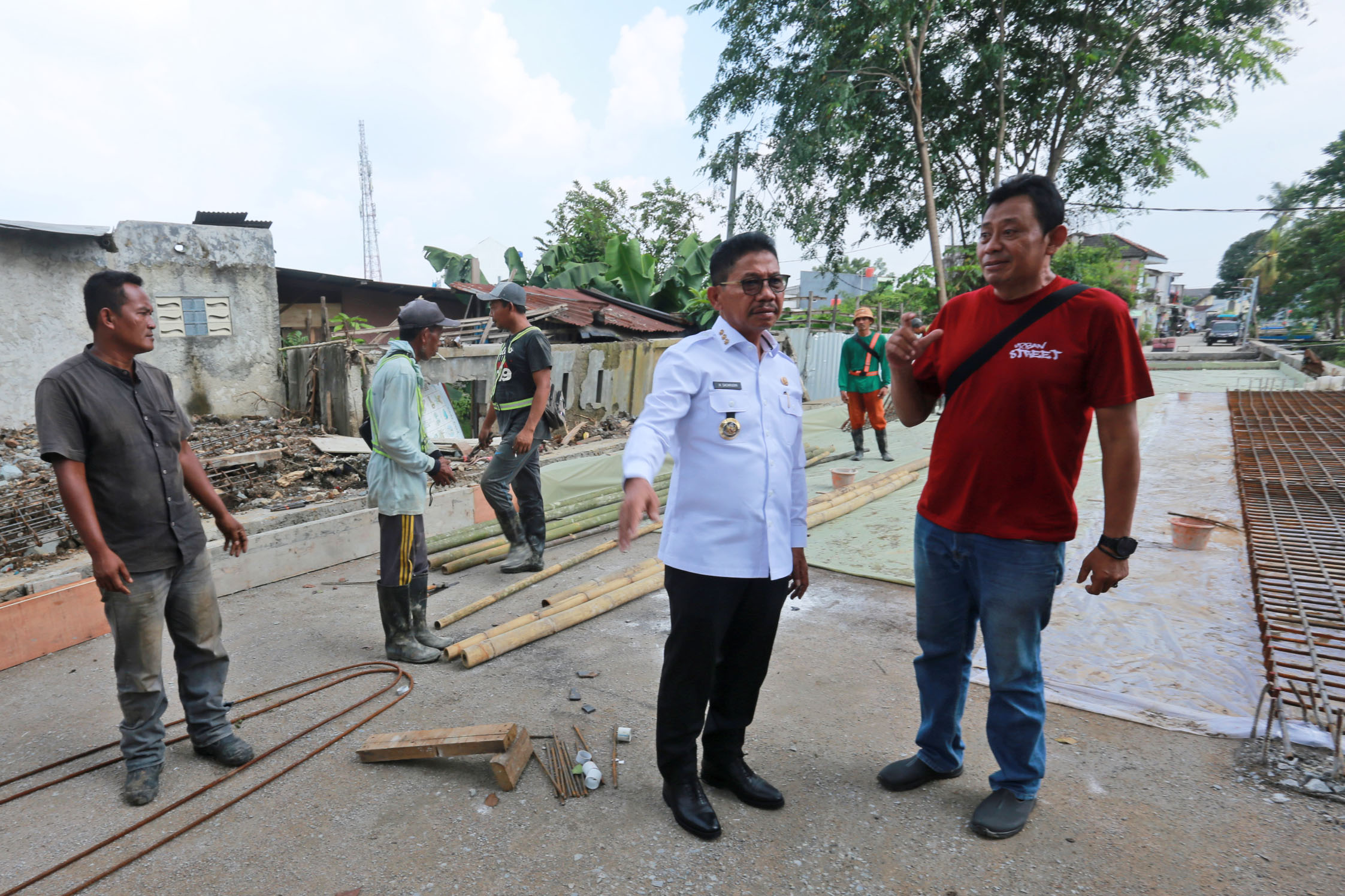 tinjau-pembangunan-jalan-dan-jembatan-di-kawasan-sipon-sachrudin-pastikan-sesuai-standar