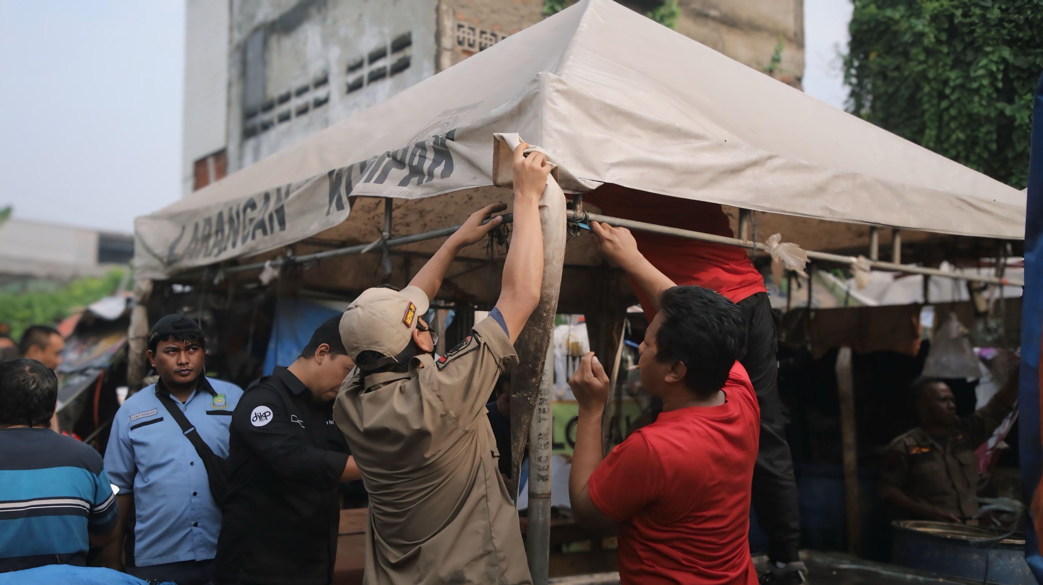 jelang-beroperasi-pemkot-tangerang-bongkar-bekas-area-relokasi-pedagang-di-pasar-anyar-selatan