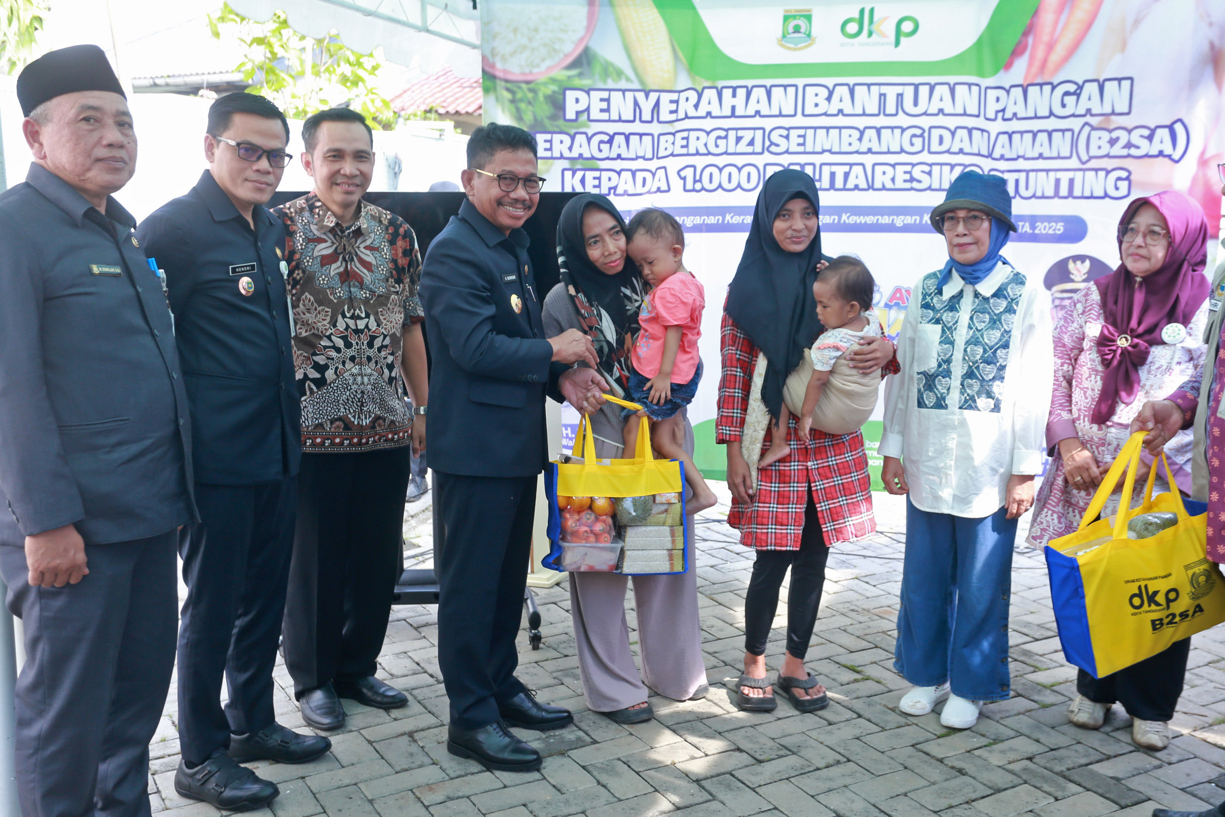 wujudkan-generasi-emas-sachrudin-serahkan-bantuan-untuk-1-000-balita-berisiko-stunting