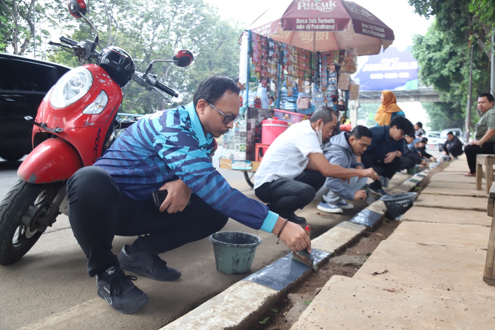 percantik-jalan-kota-ribuan-pegawai-pemkot-tangerang-lakukan-pengecatan-kanstin