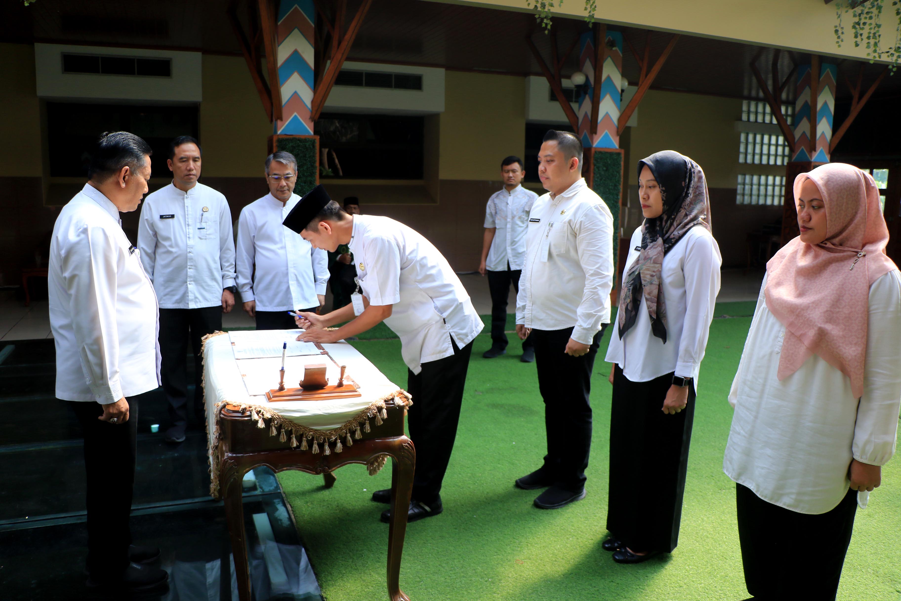 lantik-empat-asn-fungsional-sekda-dorong-profesionalisme-dan-pelayanan-berkualitas