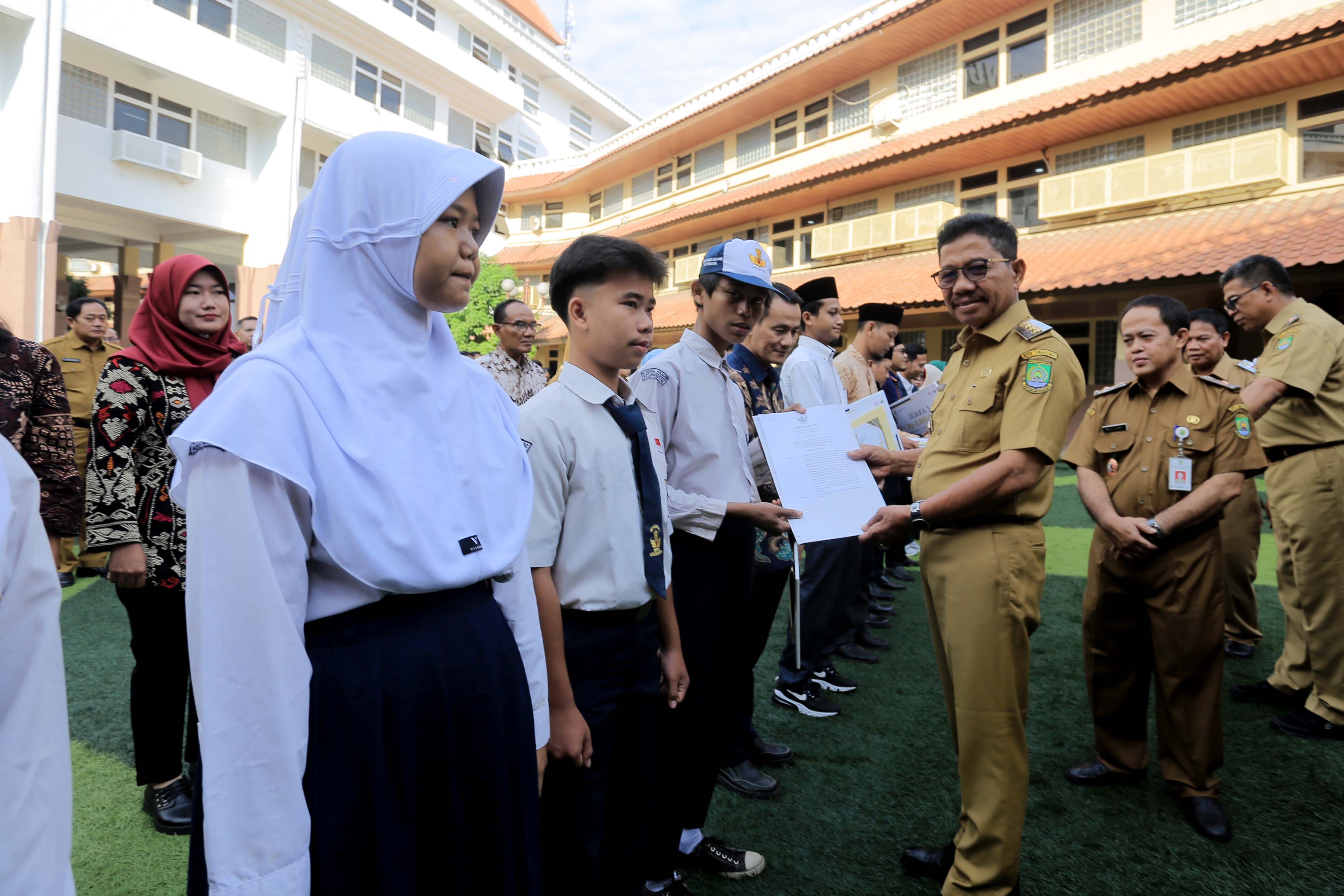 wujud-kepedulian-dan-apresiasi-pemkot-tangerang-lepas-siswa-sekolah-rakyat-beri-penghargaan