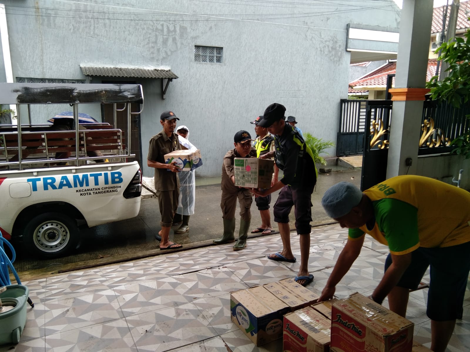 pastikan-kebutuhan-warga-terdampak-banjir-terpenuhi-pemkot-tangerang-salurkan-bantuan-permakanan-dan-logistik-lainnya