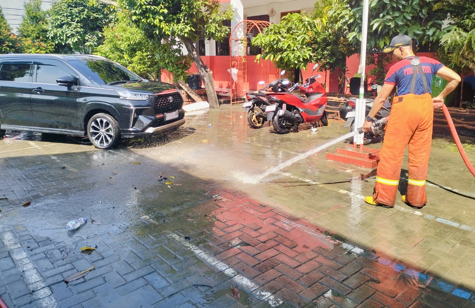 pos-damkar-pinang-bantu-bersihkan-sisa-lumpur-di-sdn-kunciran-9-kota-tangerang
