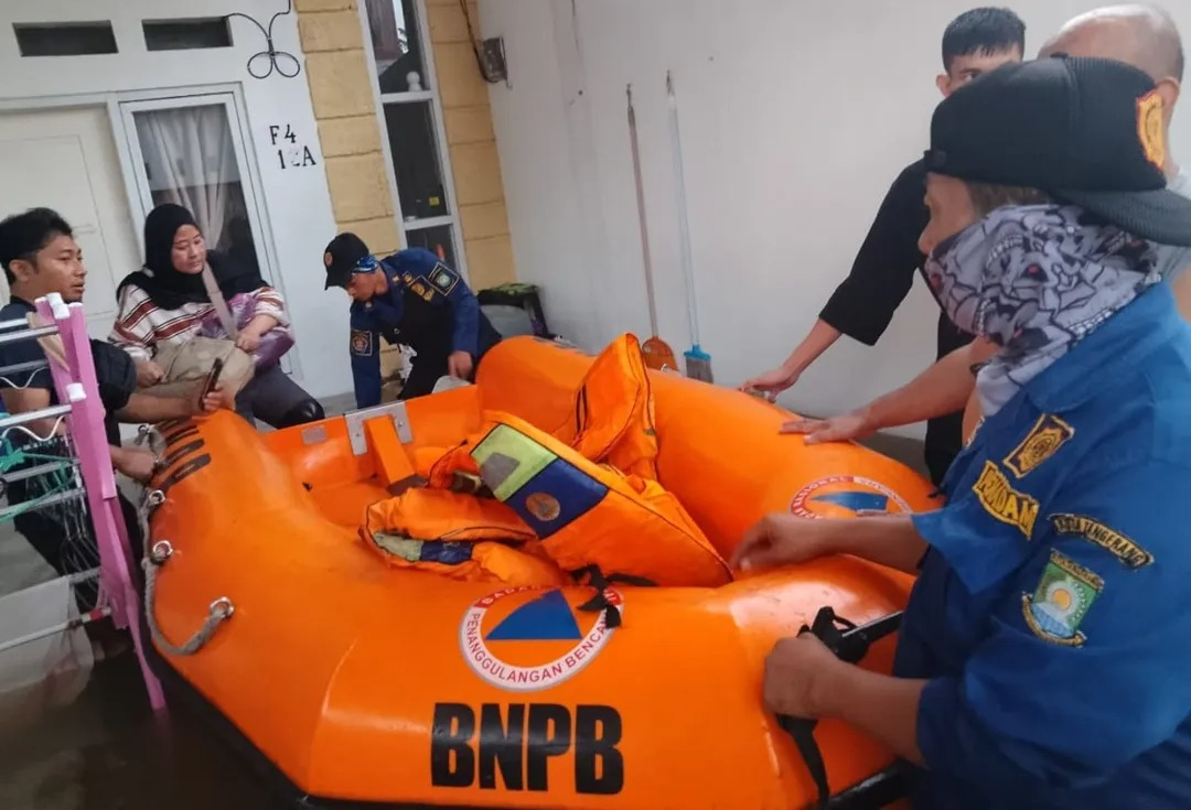 update-petugas-gabungan-pemkot-tangerang-gerak-cepat-atasi-banjir-di-enam-kecamatan