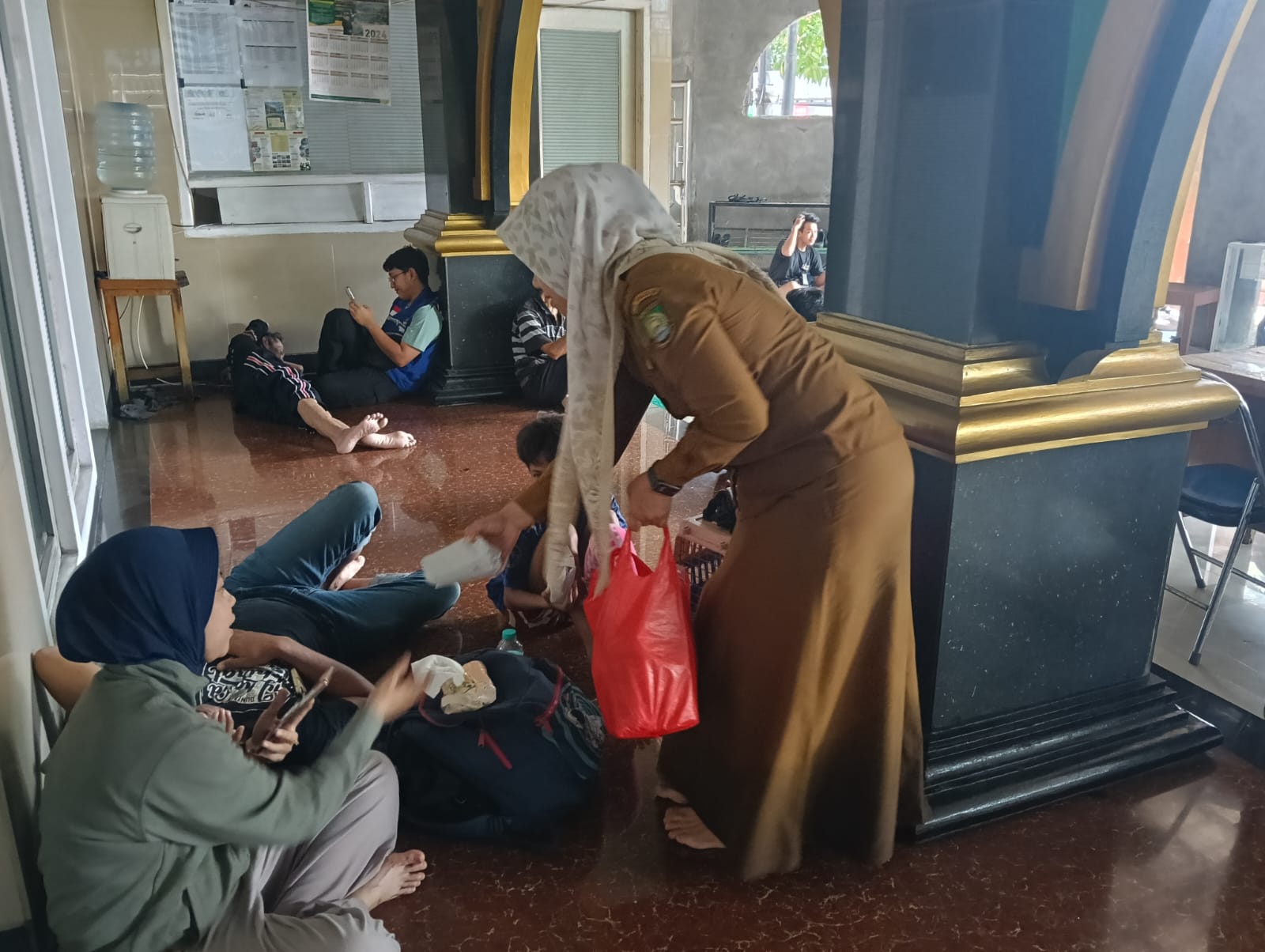 tanggap-bencana-opd-pemkot-tangerang-kompak-salurkan-bantuan-ke-warga-terdampak-banjir