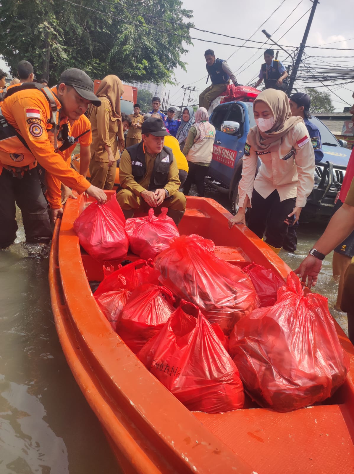 pastikan-kebutuhan-warga-terdampak-banjir-terpenuhi-pemkot-tangerang-distribusikaan-5-755-bantuan-permakanan-dan-245-logistik