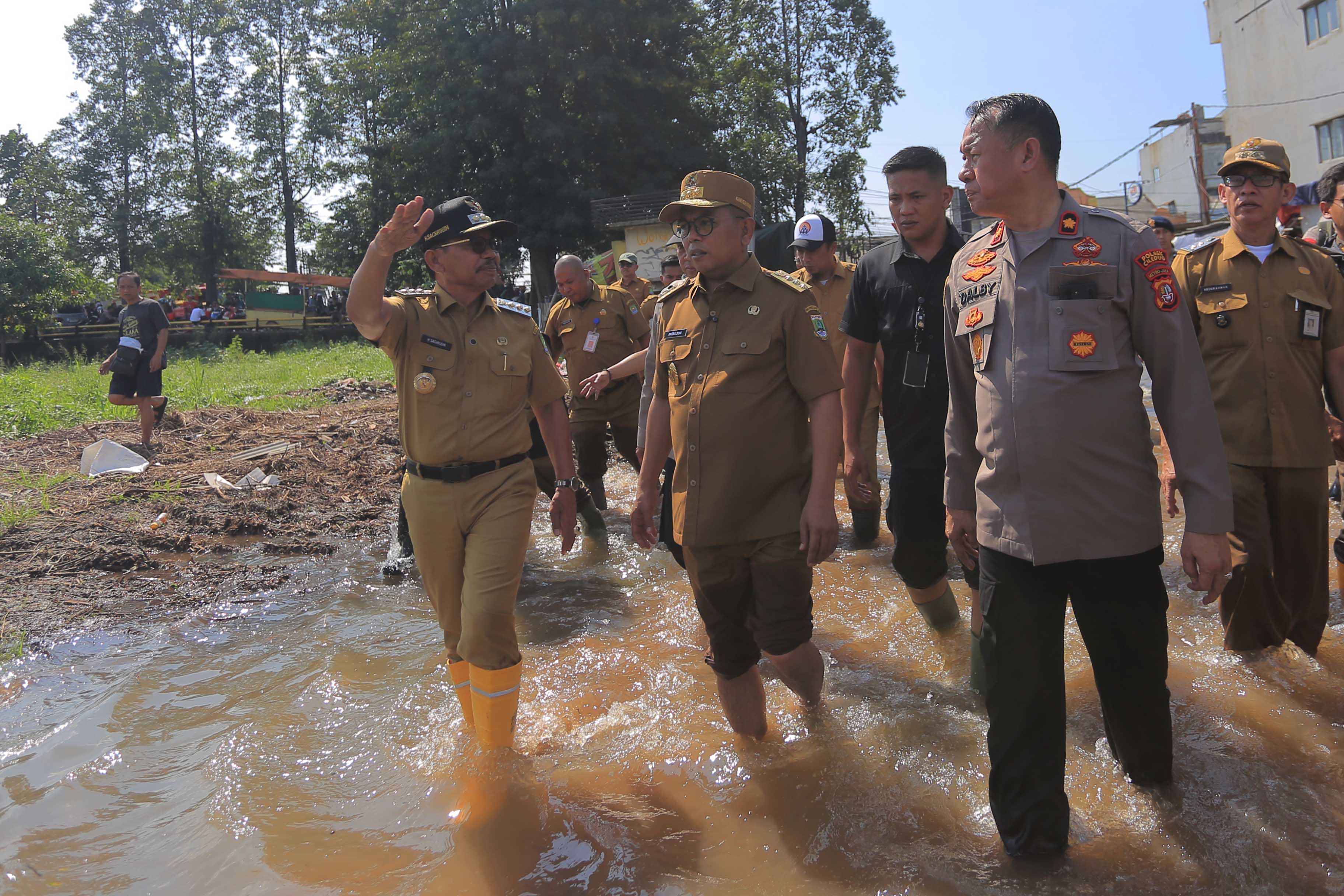 tinjau-lokasi-banjir-gubernur-apresiasi-gerak-cepat-pemkot-tangerang-tangani-dampak-banjir