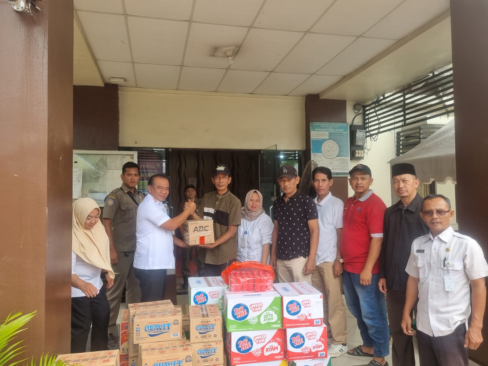 banjir-surut-dapur-umum-pemkot-tangerang-tetap-distribusikan-bantuan-permakanan-hingga-pemulihan-usai