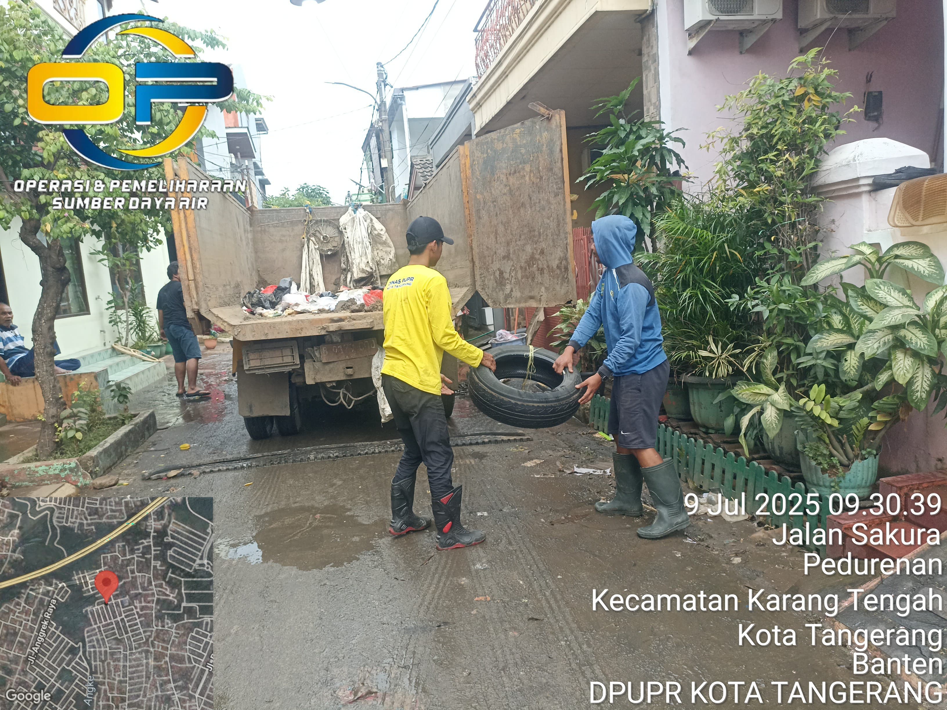 banjir-ciledug-indah-dan-kampung-candulan-surut-pemkot-tangerang-gencarkan-aksi-pengangkatan-sampah
