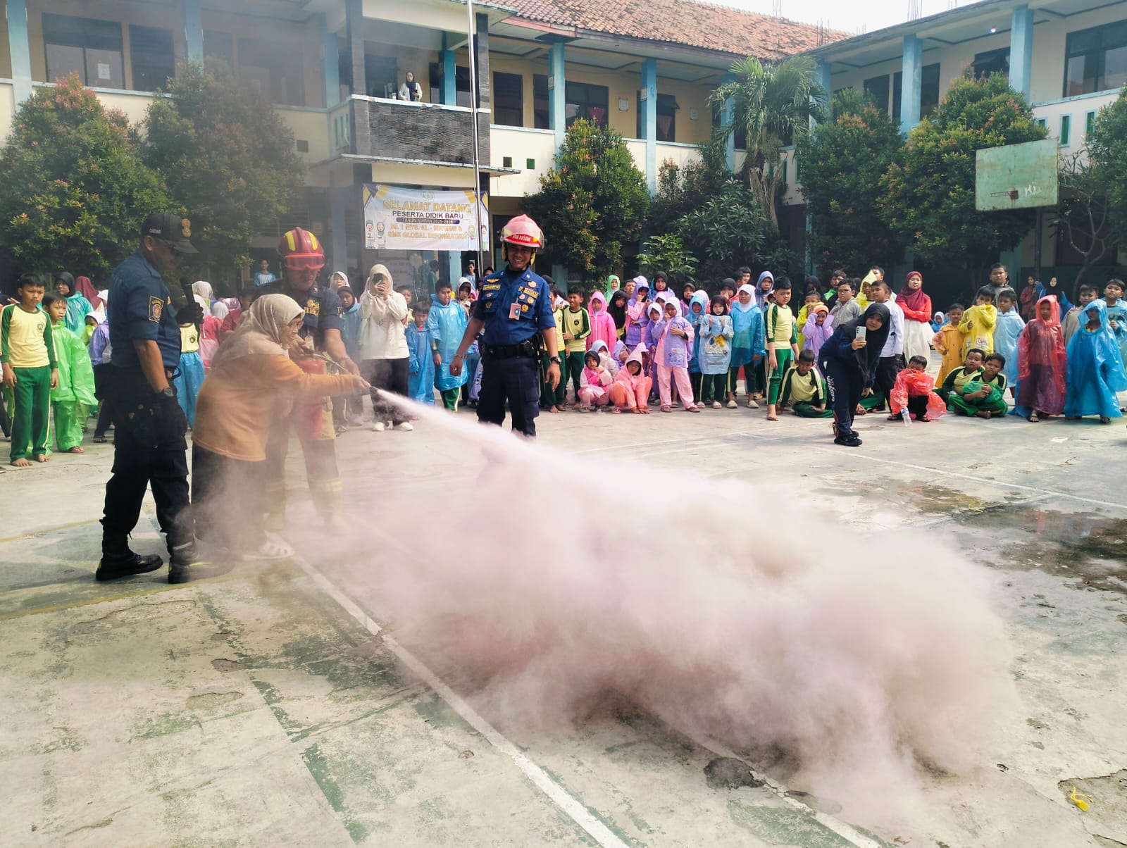 tanggap-kebakaran-sejak-dini-bpbd-kota-tangerang-sambangi-sekolah-berikan-pelatihan-dan-simulasi