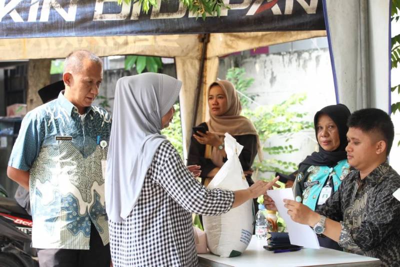 mulai-disalurkan-66-245-keluarga-di-kota-tangerang-terima-bansos-beras-20-kg