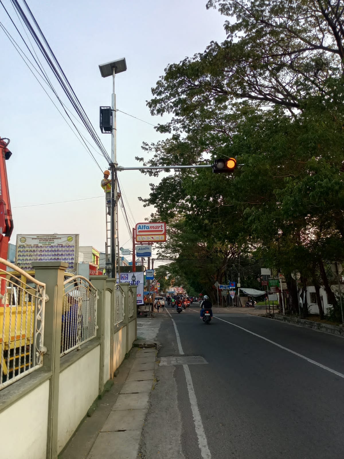 inovasi-infrastruktur-lalu-lintas-dishub-kota-tangerang-pasang-warning-light-tenaga-surya
