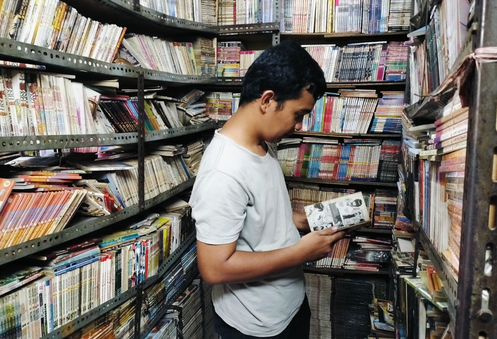 toko-buku-ali-kota-tangerang-bertahan-di-tengah-serbuan-digitalisasi-dengan-ribuan-koleksi-komik-dan-novel