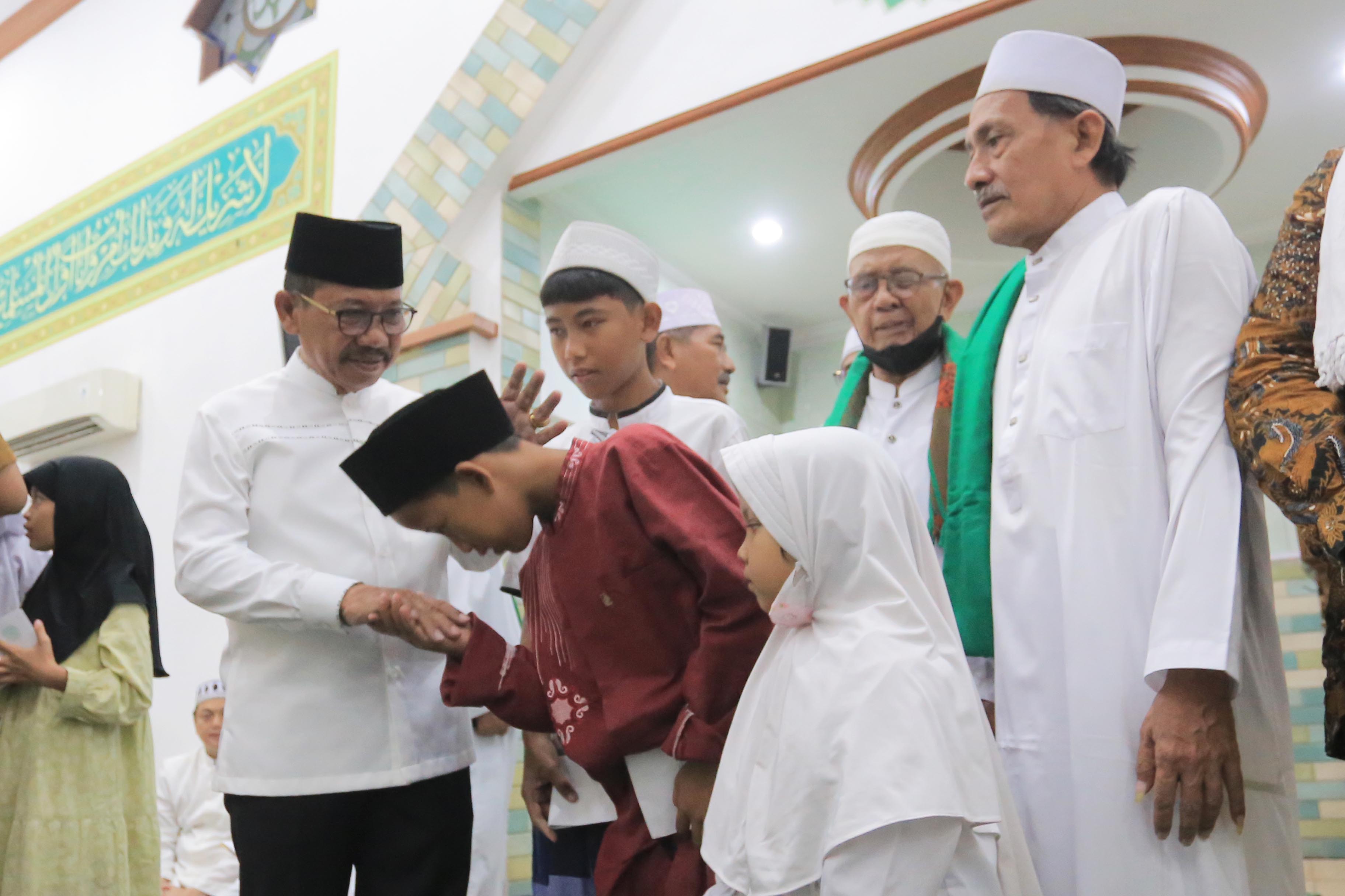 hadiri-dzikir-dan-santunan-anak-yatim-sachrudin-bawa-bawa-ayu-ting-ting