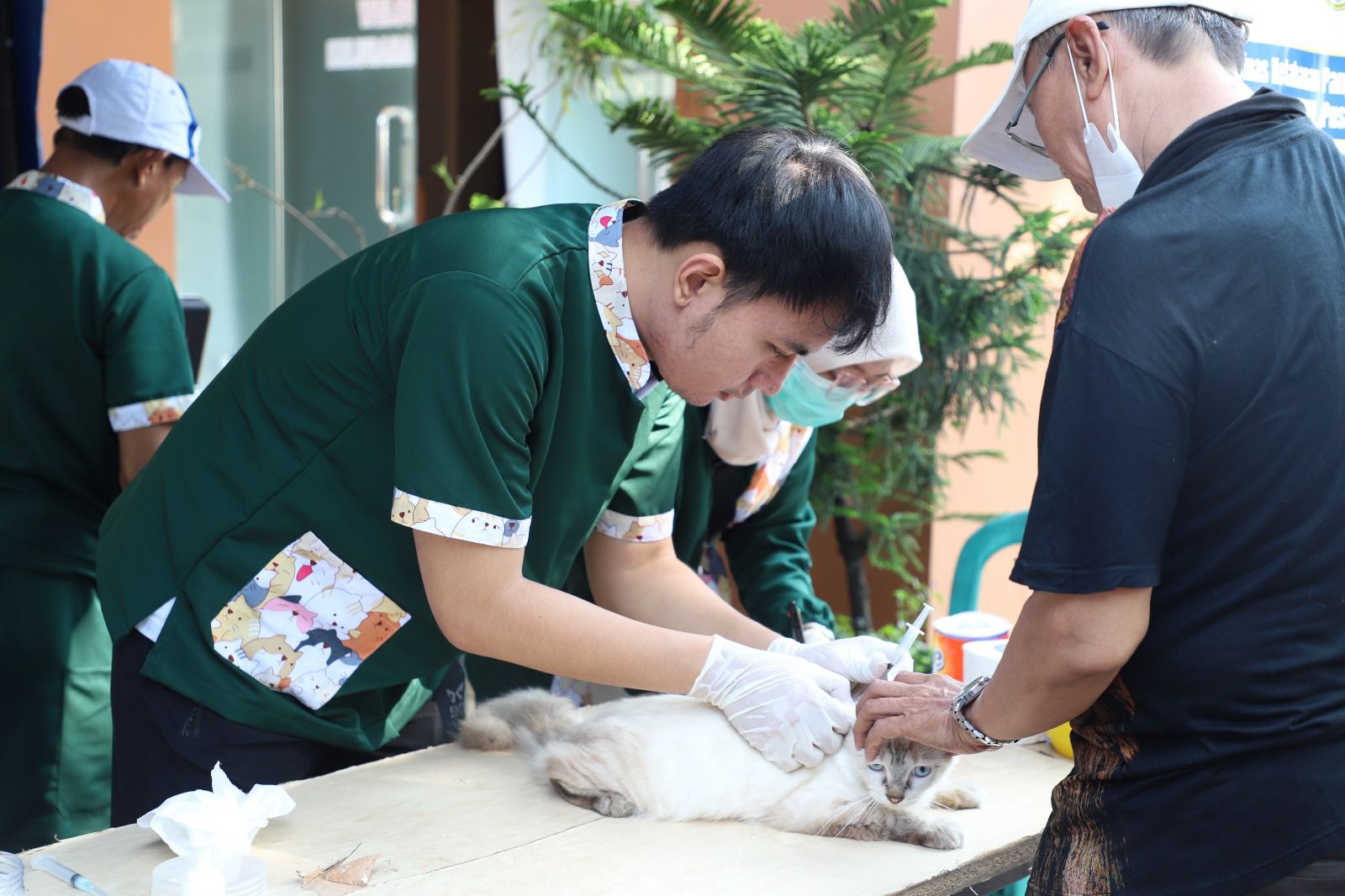 hari-pertama-vaksinasi-rabies-gratis-di-kota-tangerang-disambut-antusias-pecinta-hewan
