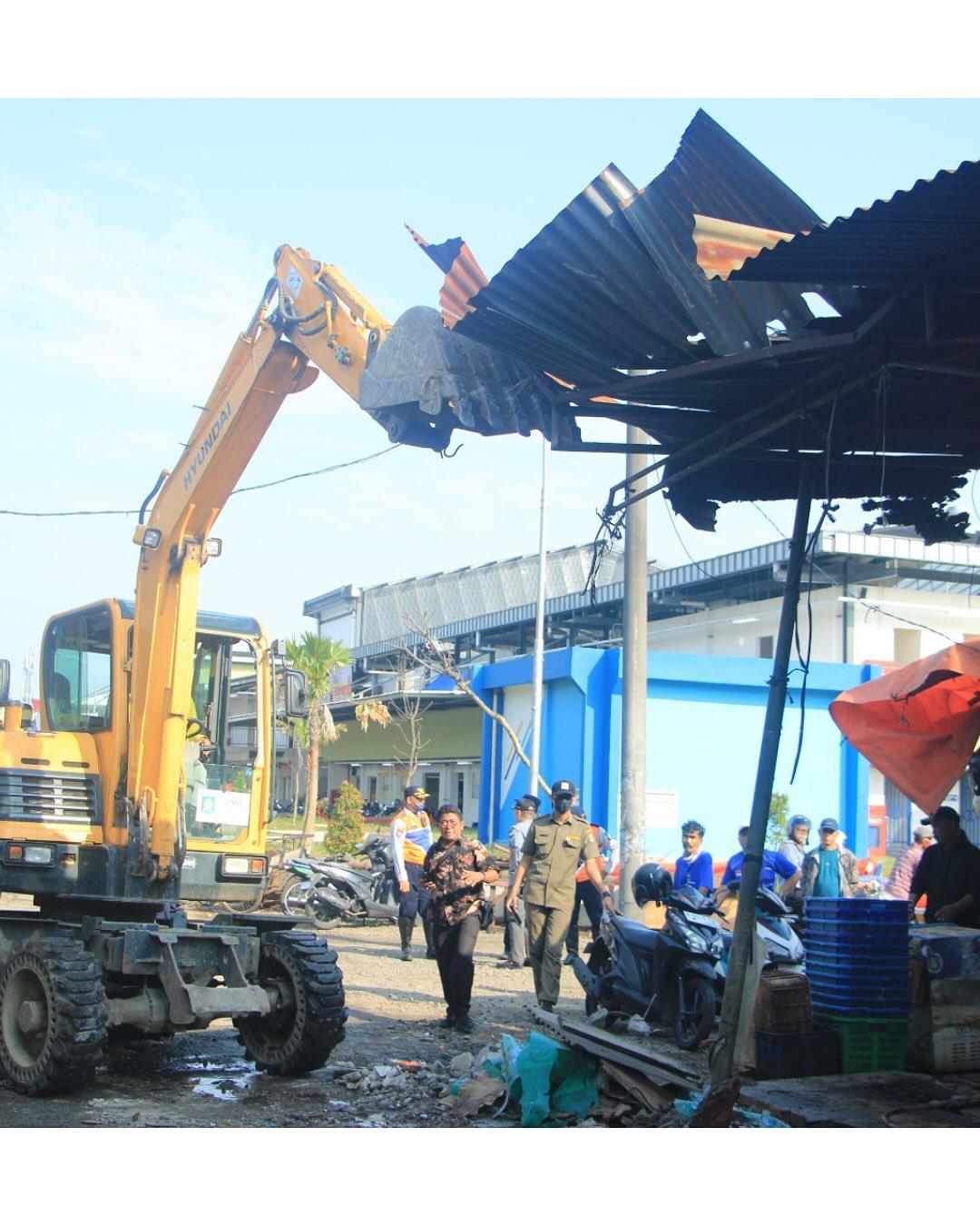 satpol-pp-kota-tangerang-lanjutkan-penertiban-kawasan-pasar-anyar-sejumlah-lapak-pkl-liar-dibongkar