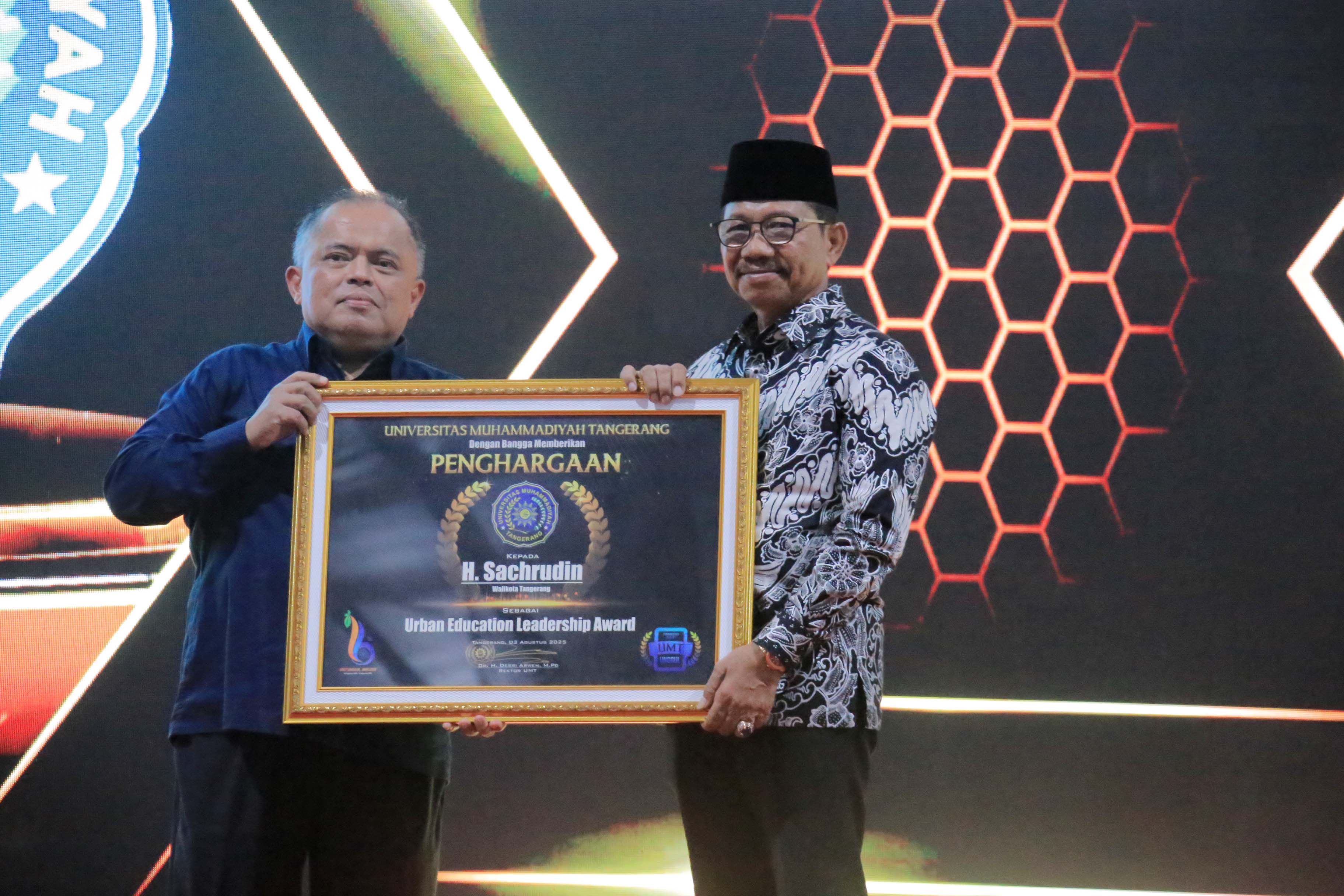 komitmen-wali-kota-sachrudin-majukan-pendidikan-diganjar-penghargaan-urban-education-leadership-award