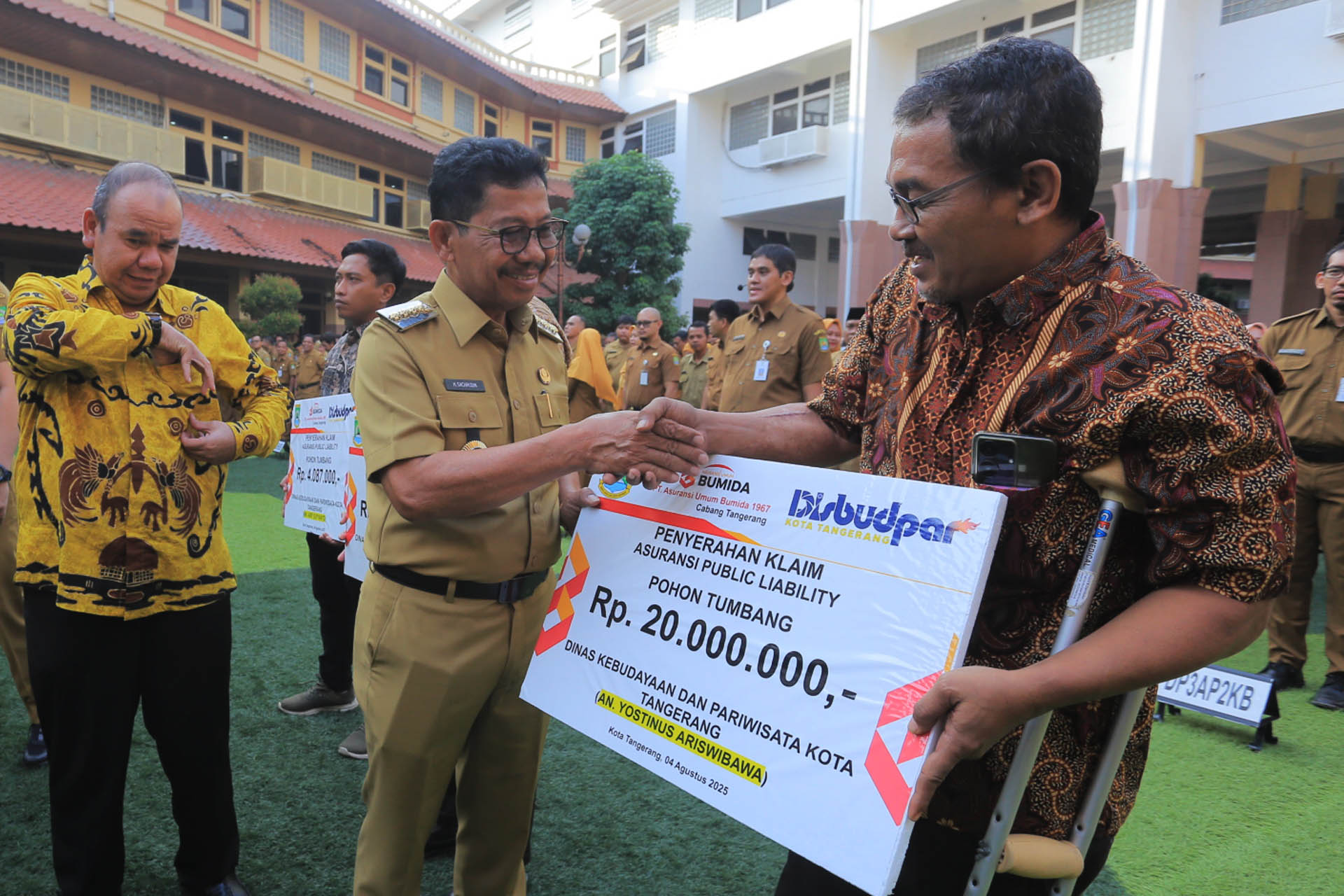 wujud-kepedulian-dan-perlindungan-sachrudin-serahkan-klaim-asuransi-pohon-tumbang-senilai-rp237-6-juta