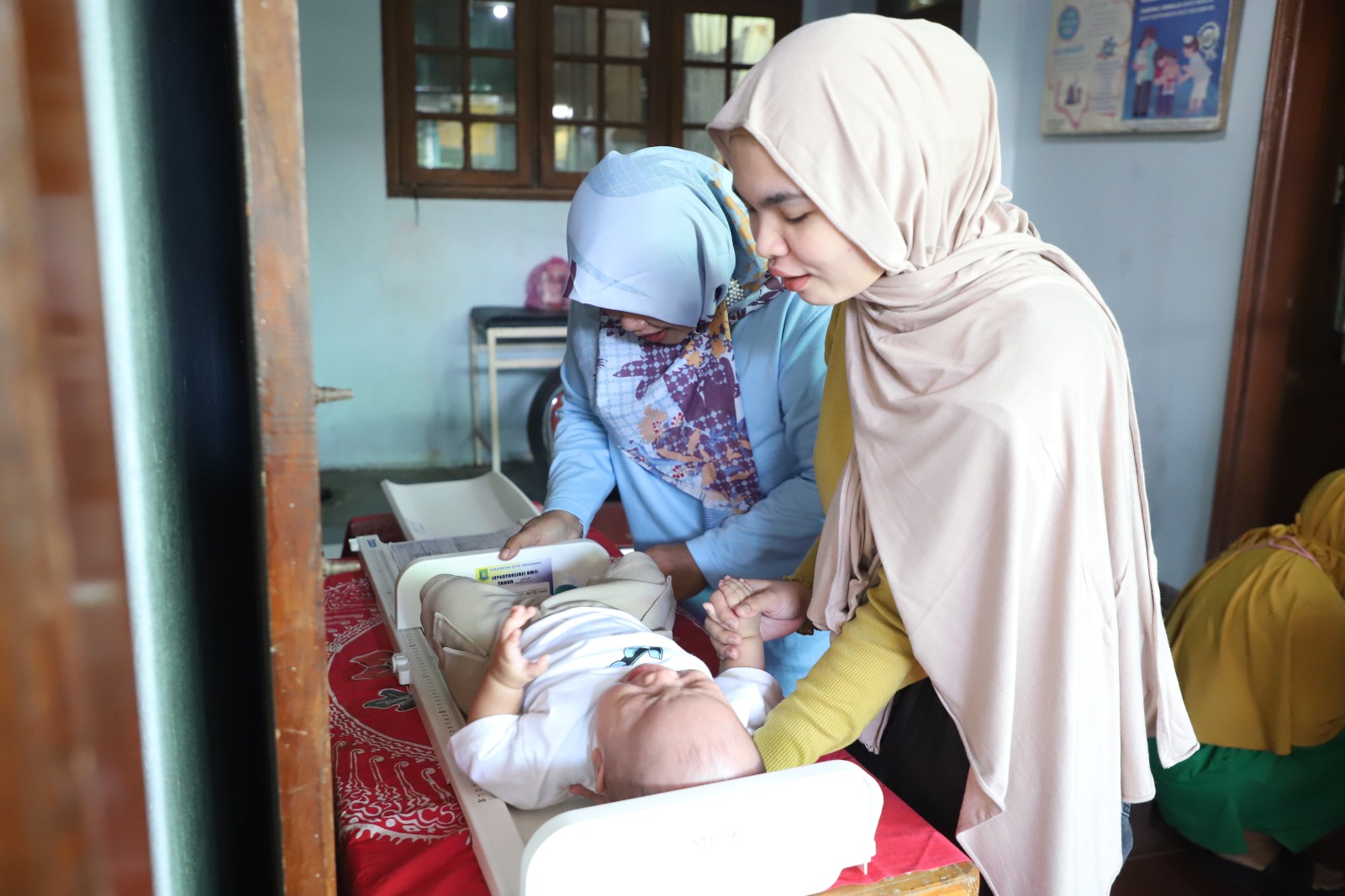 warga-kunciran-indah-kota-tangerang-antusias-dapatkan-vitamin-a-gratis