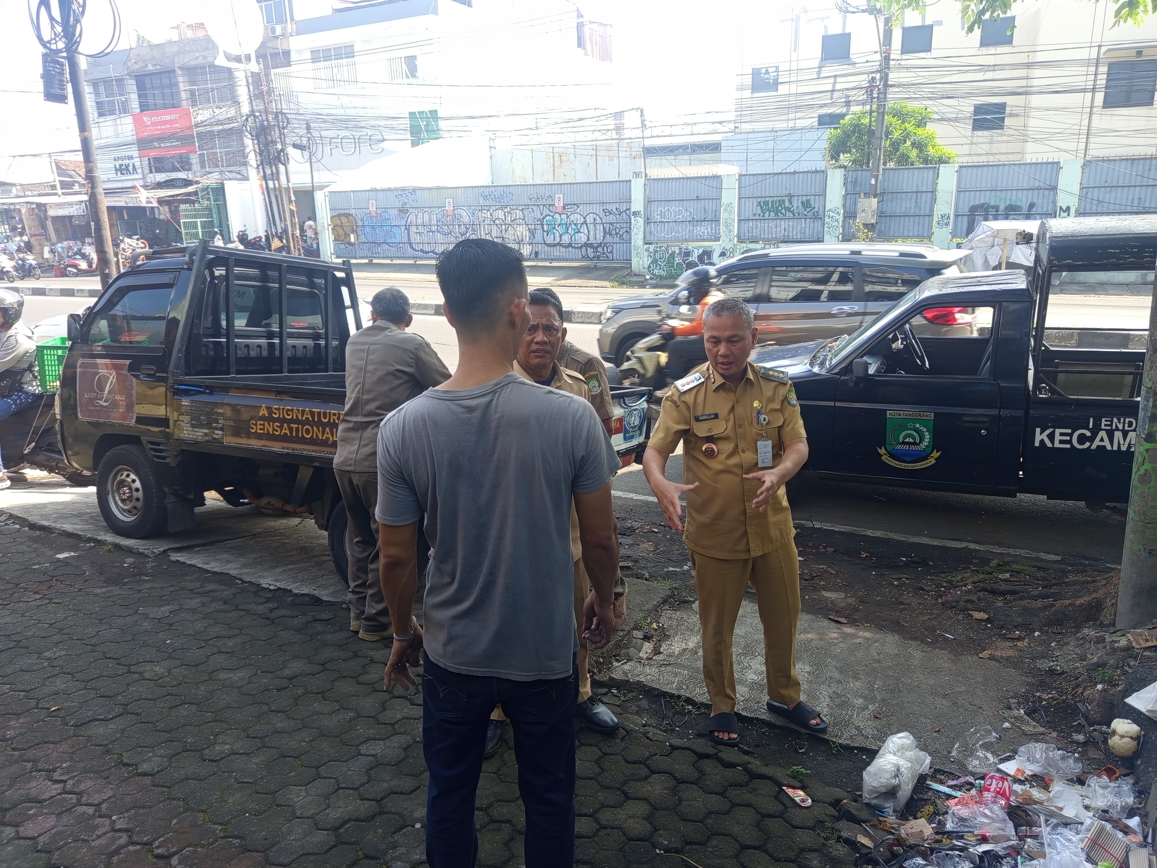 tindak-cepat-tumpukan-sampah-liar-camat-larangan-pimpin-aktivitas-pengawasan-di-jalan-hos-cokroaminoto-kota-tangerang
