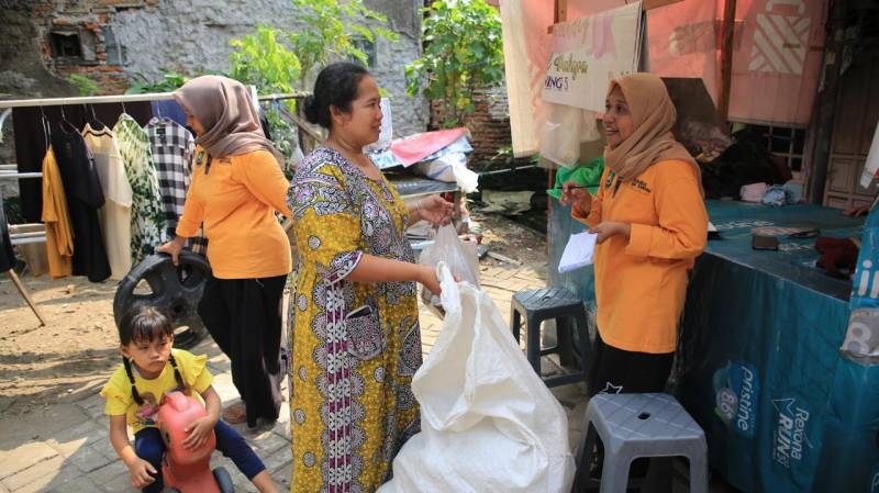hidup-dari-bank-sampah-meranti-kota-tangerang-kisah-namin-pejuang-nafkah-dan-lingkungan