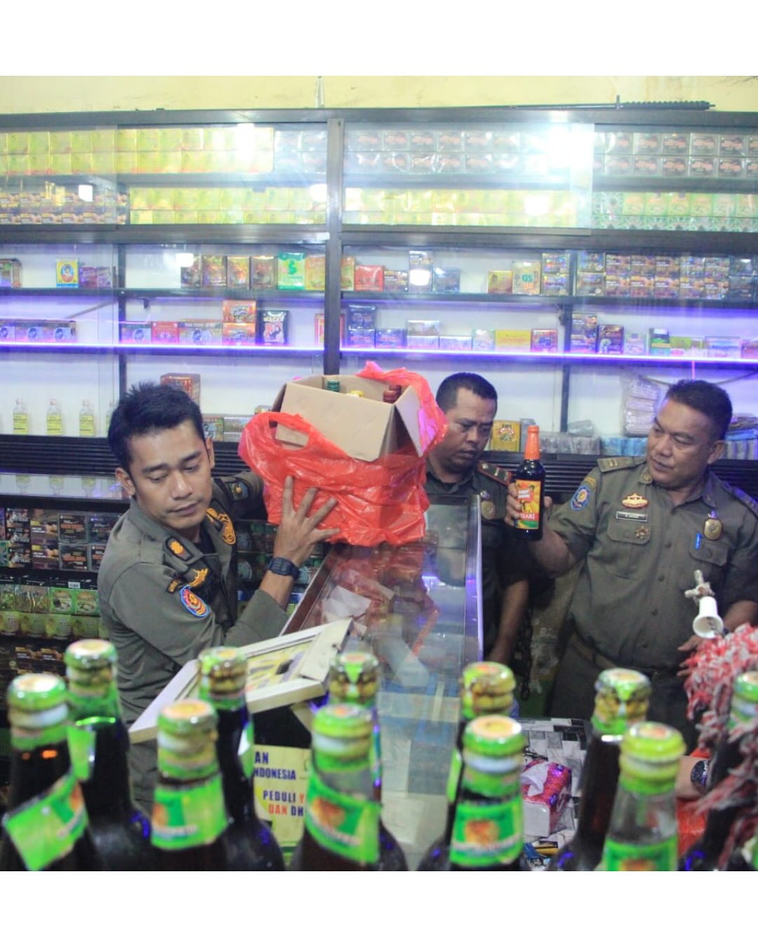 operasi-penertiban-miras-digencarkan-satpol-pp-kota-tangerang-amankan-ratusan-botol-minuman-beralkohol