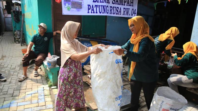 IMG-ubah-sampah-jadi-investasi-kecil-kecilan-nuryani-jadi-nasabah-inspiratif-bank-sampah-patung-rusa-kota-tangerang