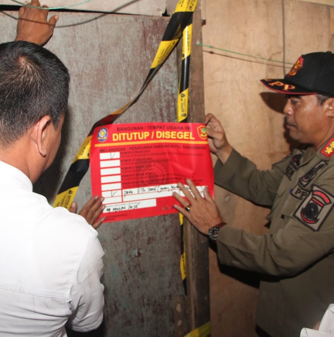 terbukti-langgar-aturan-satpol-pp-kota-tangerang-segel-bangunan-diduga-dijadikan-tempat-prostitusi