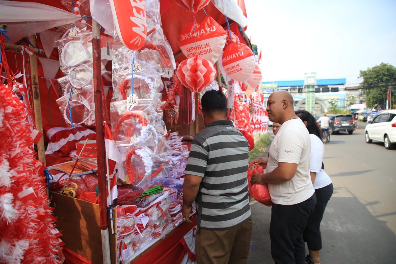 pedagang-bendera-merah-putih-di-kota-tangerang-raup-untung-jelang-perayaan-hut-ke-80-ri
