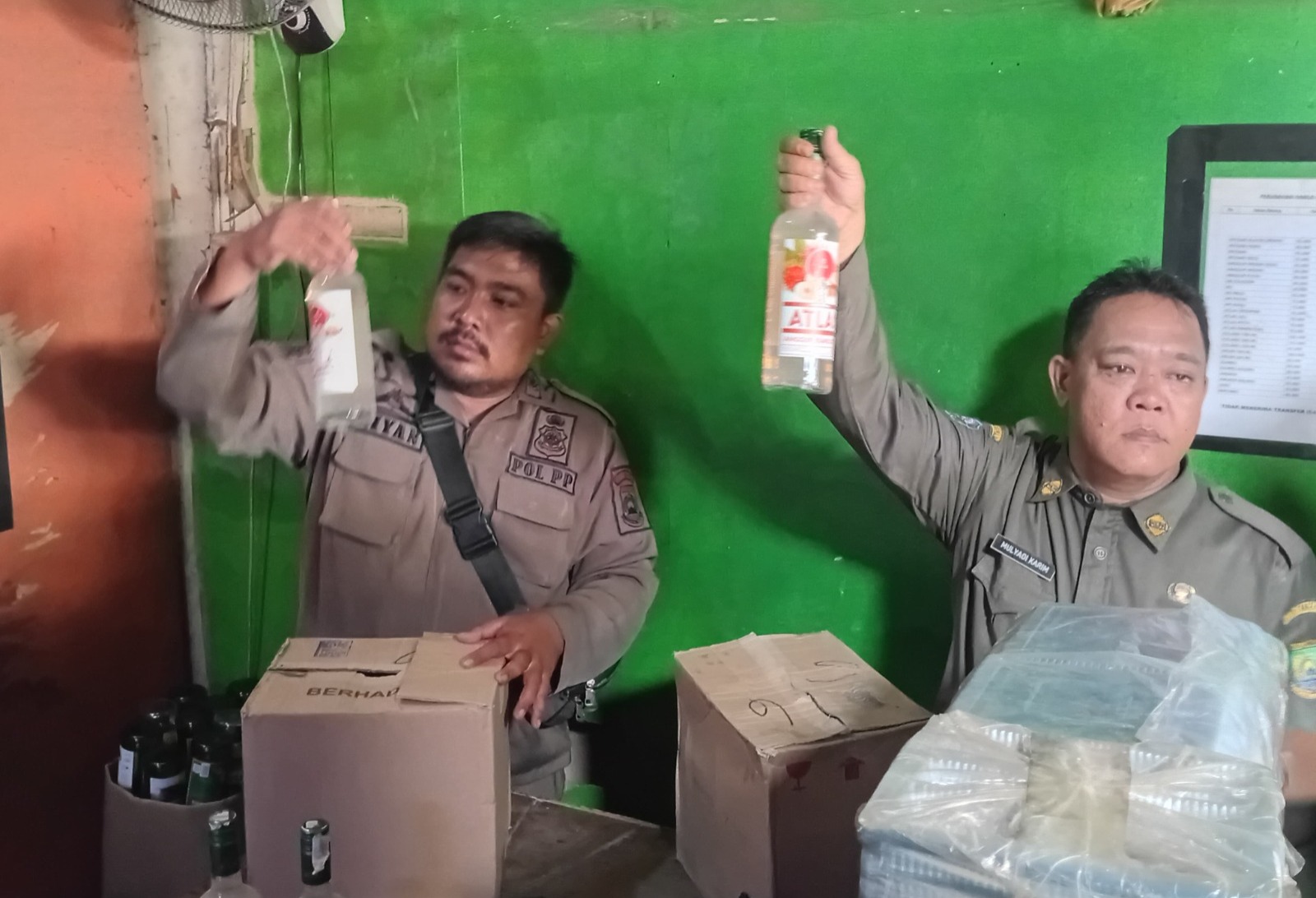 jaga-kondusifitas-jelang-hut-ri-satpol-pp-kota-tangerang-sita-ratusan-botol-miras