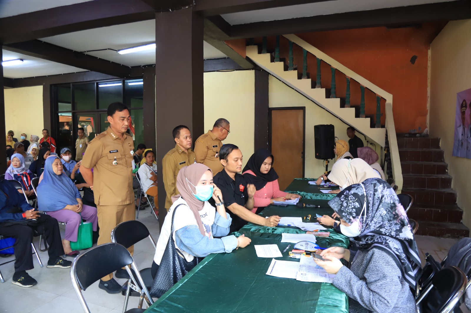 serentak-di-13-kecamatan-2-423-warga-rentan-dan-balita-risiko-stunting-di-kota-tangerang-terima-bansos-tunai