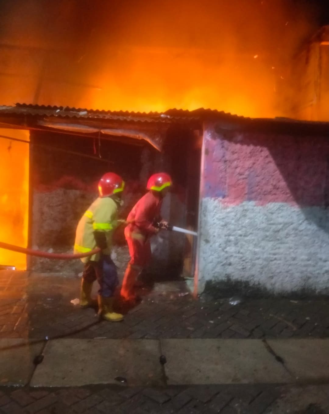 terjunkan-30-personel-bpbd-kota-tangerang-gerak-cepat-padamkan-api-tengah-malam-di-batuceper