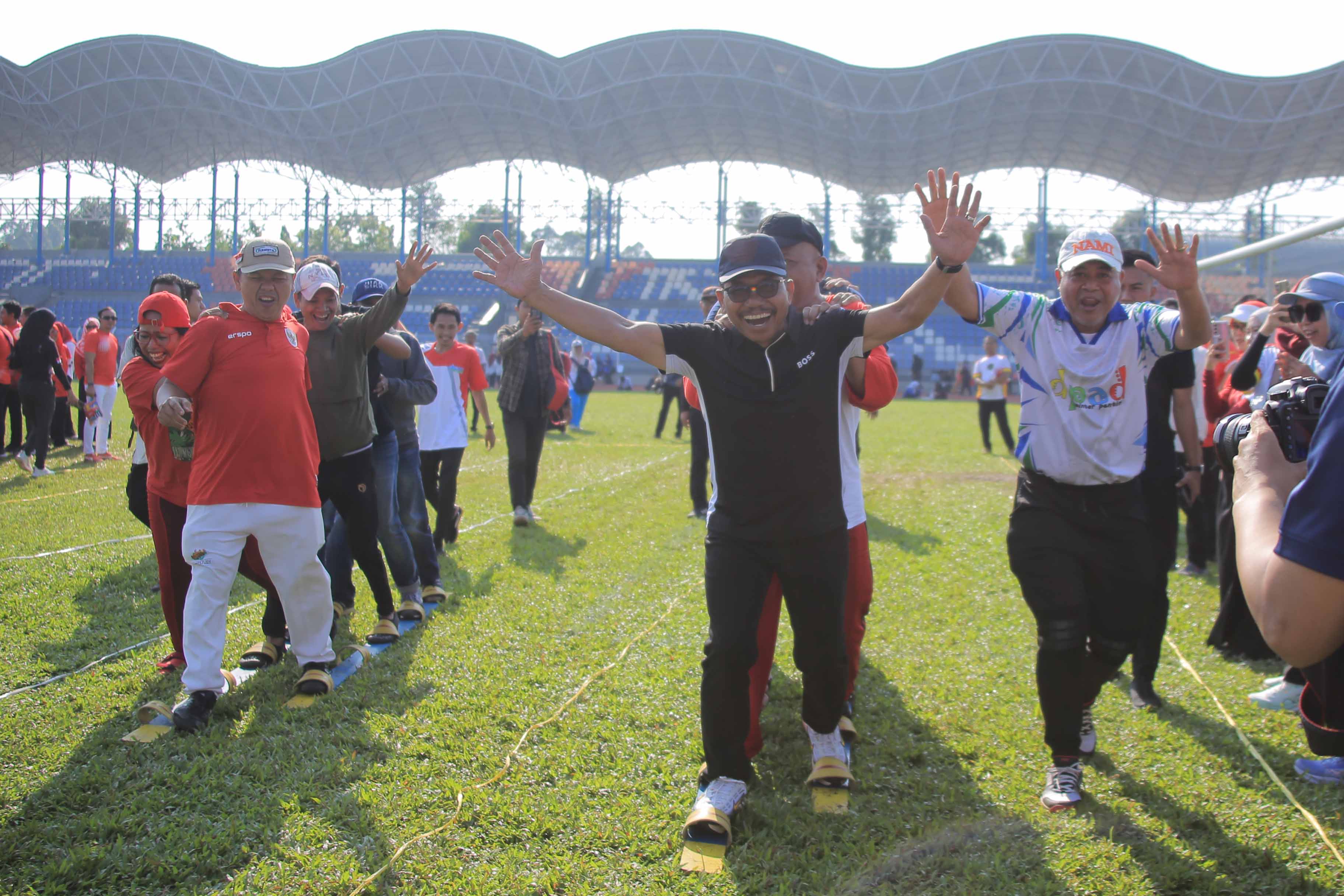 semarak-hut-ri-wali-kota-sachrudin-ikut-lomba-17-an-bersama-pegawai